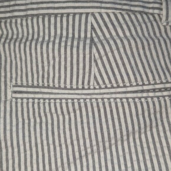 Ann Taylor LOFT Outlet 6" Inseam Seersucker Striped Khaki Stripe Shorts Bottom - Picture 3 of 3